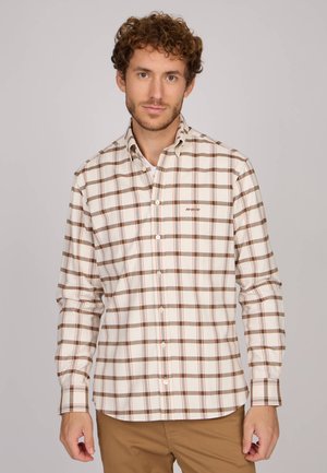 Chemise à carreaux blancs avec des rayures marron et orange, col à boutons, manches longues et coupe ajustée. Le tissu semble doux et texturé.