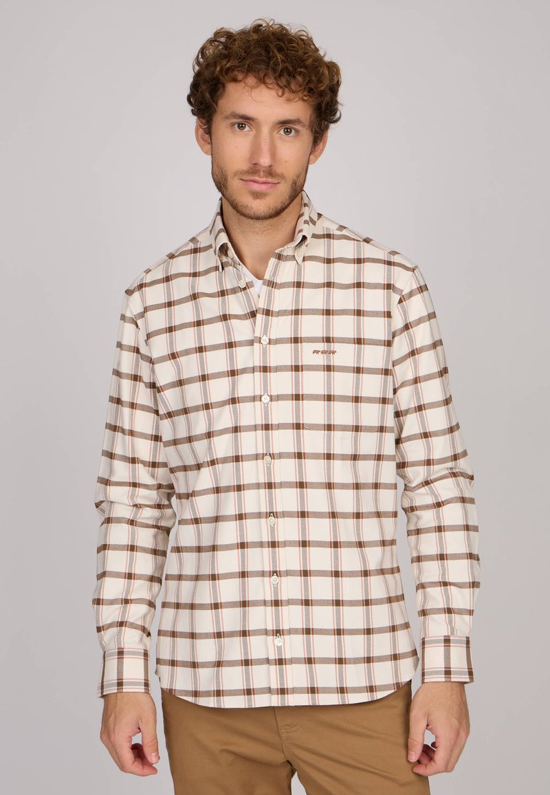 Chemise à carreaux blancs avec des rayures marron et orange, col à boutons, manches longues et coupe ajustée. Le tissu semble doux et texturé.