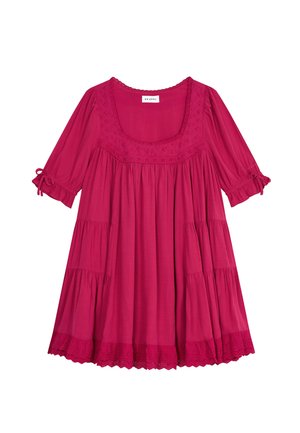 Robe rose à manches courtes avec encolure carrée, bordure en dentelle au col et à l'ourlet, volants froncés et nœuds aux poignets des manches.