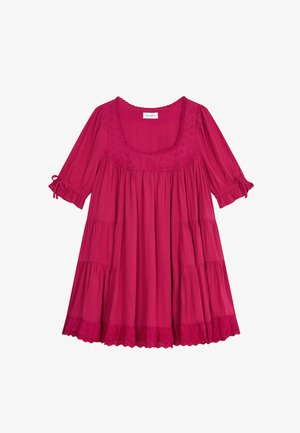 Robe rose à manches courtes avec encolure carrée, bordure en dentelle au col et à l'ourlet, volants froncés et nœuds aux poignets des manches.