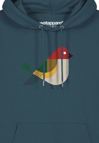 Hoodie van teal stof met een gestileerd vogeldesign met rode, gele, groene en zwarte elementen en witte accenten.