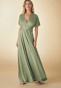 Langes, fließendes grünes Kleid aus weichem Stoff, mit kurzen, flatternden Ärmeln, einem tiefen V-Ausschnitt und einer taillierten Taille für eine verbesserte Drapierung.
