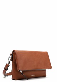 Bolso de hombro de cuero marrón con solapa plegable, cremallera plateada y correa desmontable. Superficie texturizada, diseño minimalista y forma compacta.
