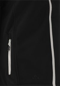 Černá softshellová bunda s elegantním designem, bílými zipovými detaily a malým logem na spodní části, zdůrazňující moderní vzhled.