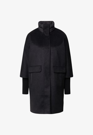 Manteau noir avec un col haut, fabriqué en tissu doux. Il comporte deux poches avant et des manches côtelées, conçu pour un ajustement décontracté.