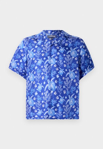 Korte mouw blouse van levendig blauwe stof met een schildpad- en bloemenpatroon, voorzien van een kraag en knopen aan de voorkant.