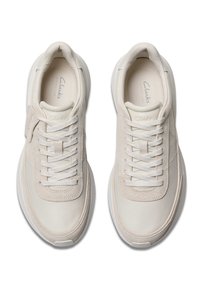 Vita sneakers med en slät läderöverdel och mockadetaljer, med runda skosnören, vadderad krage och en texturerad gummisula.