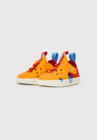 Barnes sneakers i oransje lær med røde og blå detaljer, perforert design, hvit såle og fremtredende løkke-lisser på toppen.