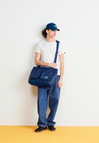 The North Face BASE CAMP VOYAGER TOTE UNISEX - Pirkinių krepšys - midnight petrol/algae blue