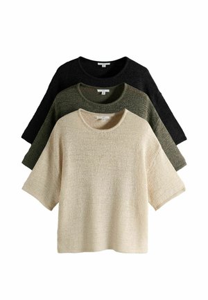 Drei kurzärmelige Strickpullover in Beige, Olivgrün und Schwarz, gestapelt mit Rundhalsausschnitt und entspannter Passform.