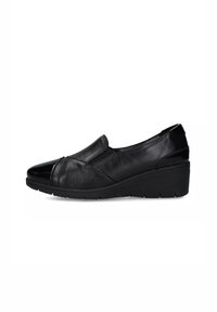 Scarpa slip-on in pelle nera con punta rotonda, tomaia testurizzata e tacco a zeppa basso. Presenta un coperture della punta liscio e lucido e dettagli minimi.