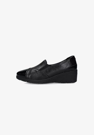 Scarpa slip-on in pelle nera con punta rotonda, tomaia testurizzata e tacco a zeppa basso. Presenta un coperture della punta liscio e lucido e dettagli minimi.