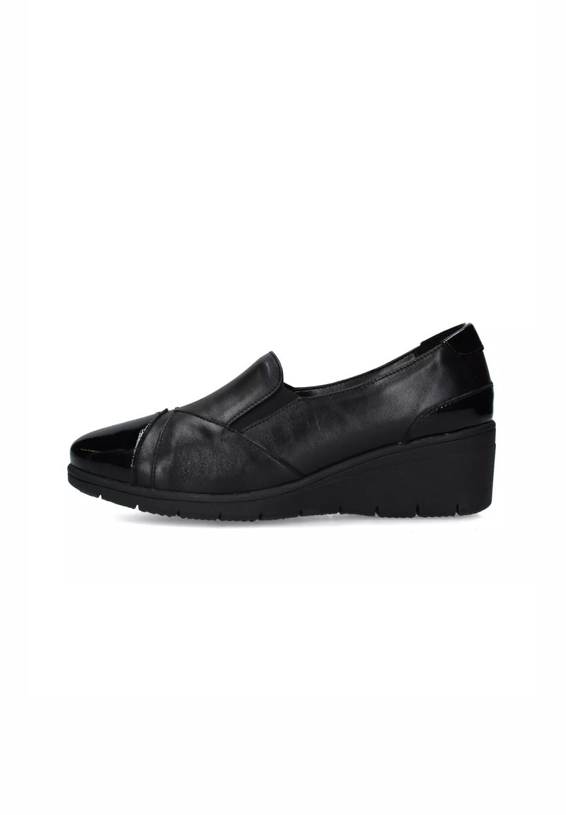 Scarpa slip-on in pelle nera con punta rotonda, tomaia testurizzata e tacco a zeppa basso. Presenta un coperture della punta liscio e lucido e dettagli minimi.