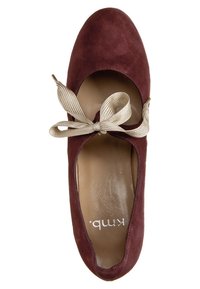 Ballet flat in camoscio bordeaux con punta arrotondata e fiocco in nastro dorato sulla parte superiore. Fodera interna morbida e branding minimale all'interno.