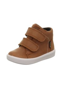 Braune Leder-Stiefelette mit zwei breiten Klettverschlüssen, weißer Gummisohle und kontrastierenden Nähten. Glatte Textur, lässiges Design.