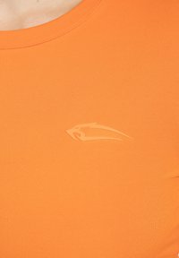 Oranje sportshirt van gladde stof met een ronde halslijn en een tonale pantervormige logo aan de voorkant.