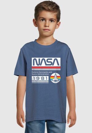 Modré bavlněné tričko s logem NASA, textem "Národní úřad pro letectví a kosmonautiku" a grafikou vesmírného raketoplánu. Krátké rukávy.