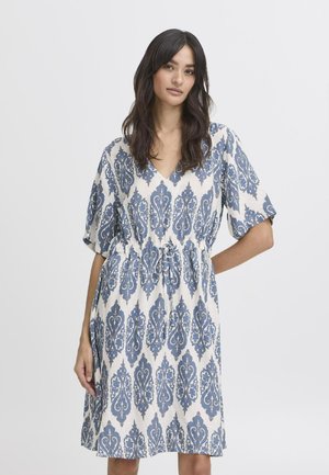 Vestido de manga corta con un patrón de damasco en azul y blanco, que presenta un escote en V, cinturilla elástica y un corte holgado.