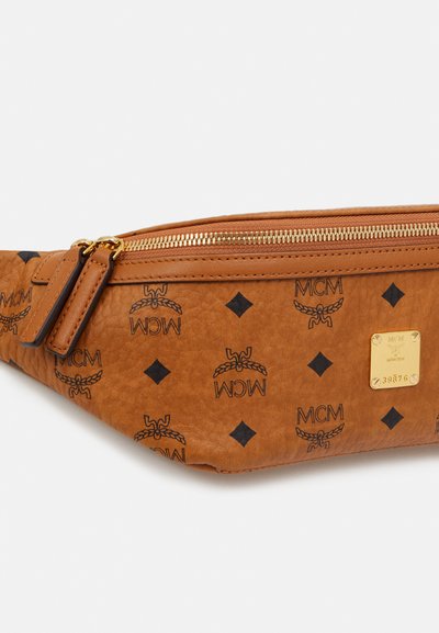 Brun läder midjeväska med präglad MCM-logotyp och svart diamantmönster. Utrustad med guldtonad hårdvara och ett dragkedjestängning.