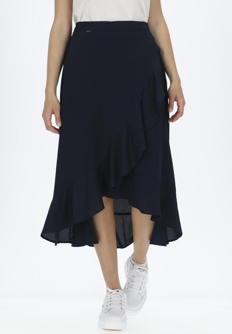 Navyblauwe midi-rok met een rucheszoom, voorzien van een high-low ontwerp en een zachte textuur, gecombineerd met witte sneakers.