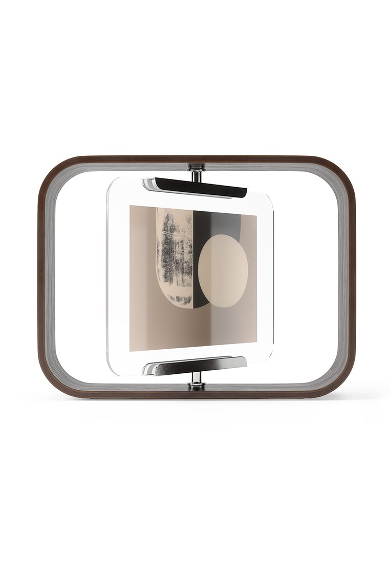 Przezroczysta akrylowa rama z zaokrągloną drewnianą podstawą, prezentująca abstrakcyjne dzieło sztuki w odcieniach beżu i czerni, zawierające kształty i tekstury.