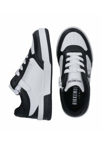 Sneakers in bianco e nero con una tomaia in cuoio liscio, punta tonda, accenti a contrasto, design con lacci e una cerniera laterale per un facile accesso.