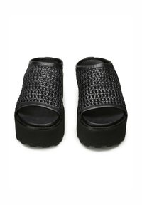 Infradito in pelle nera con una texture intrecciata e design aperto sulla punta. Realizzati in materiali sintetici, con una suola in gomma spessa per una buona aderenza.