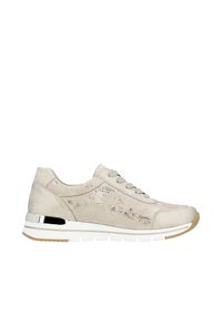 Sneaker beige in suede con tomaia testurizzata, dettagli in argento, punta rotonda e suola bianca. Presenta un design con lacci e suola in gomma.