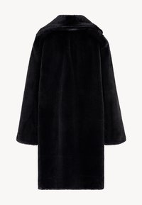 Zwarte faux fur jas met een brede kraag, lange mouwen en een knielange snit. Zachte, pluche textuur, zonder zichtbare sluitingen of patronen.