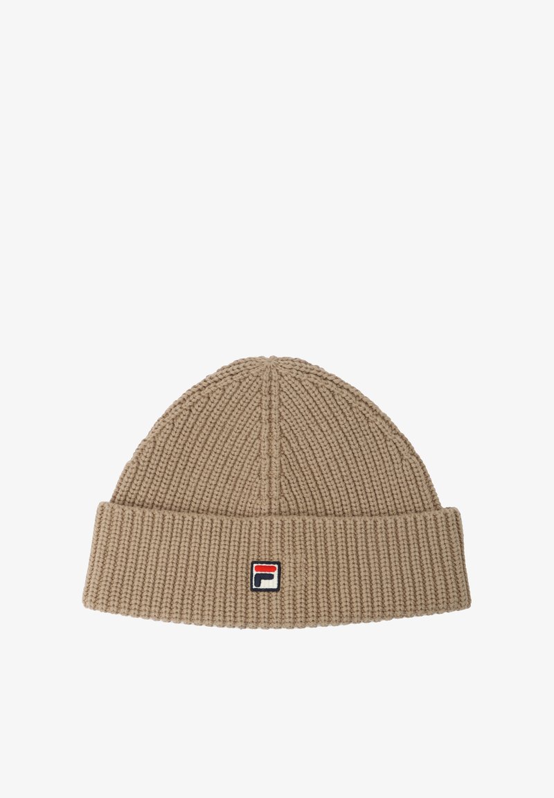 Beige stickad mössa med ribbad textur och vikbar kant. Har en liten, emblematiskt logotyp i rött, vitt och blått.