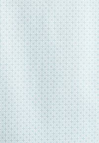 Tissu bleu clair et blanc avec un motif répétitif de petites fleurs et losanges disposés en grille.