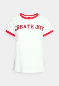 Hvid bomulds t-shirt med røde accenter ved rund hals og ærmer. Udstyret med teksten "CREATE JOY" i fed skrift i rød farve på forsiden.