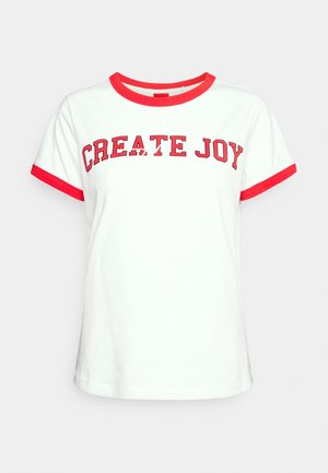 Camiseta blanca de algodón con detalles rojos en el cuello redondo y las mangas. Presenta el texto "CREATE JOY" en una fuente roja en negrita en la parte frontal.
