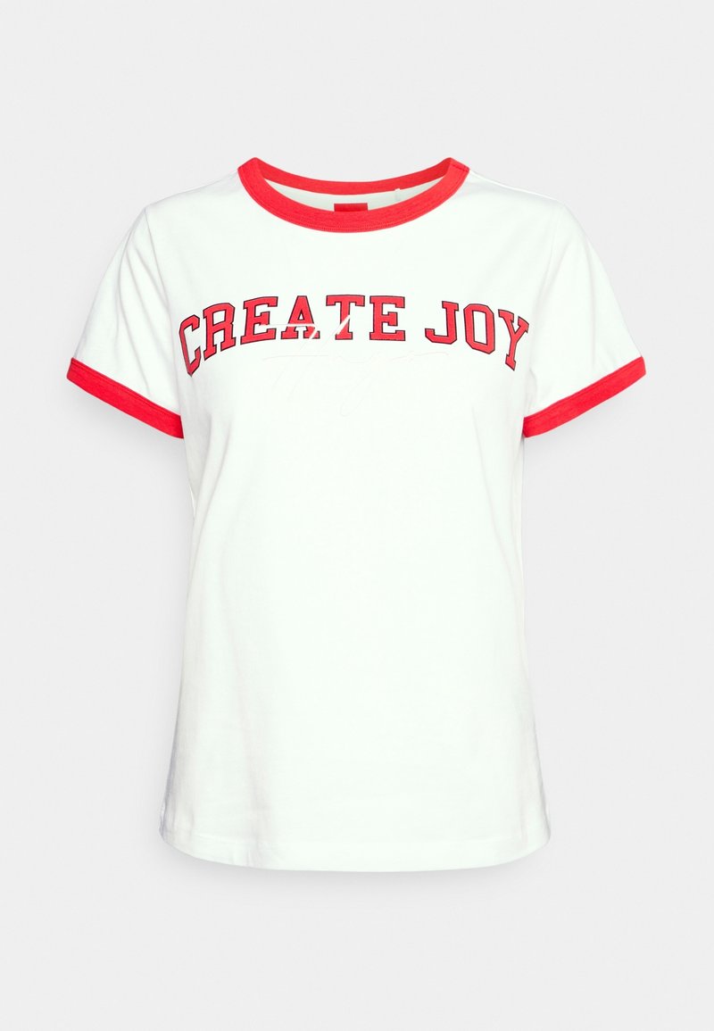 Hvid bomulds t-shirt med røde accenter ved rund hals og ærmer. Udstyret med teksten "CREATE JOY" i fed skrift i rød farve på forsiden.