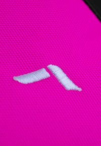 Rosa strukturierte Oberfläche mit einem weißen, gestickten Logo, das zwei geschwungene Formen zeigt. Das Material wirkt robust und wetterbeständig.