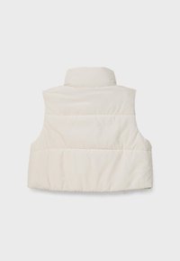 Puffig vit väst med hög krage, vadderad textur och utan ärmar. Slät tyg, designad för värme och lager-på-lager användning.