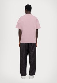 EA7 Emporio Armani UNISEX - Apdrukāts T-krekls - toadstool