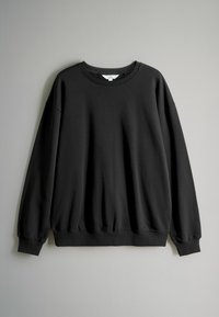Svart sweatshirt i tjock bomullsblandning; har rund hals, nedhasade axlar och ribbade ärmslut och nederkant. Minimalistisk design, inga mönster.