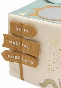 Zachte stoffen opbergkubus in pastelkleuren. Heeft geborduurde bewegwijzering naar "Magical Fairy Land," met decoratieve zon- en sterrenmotieven.