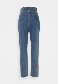 Modré džínové kalhoty s rovnými nohavicemi, pěti kapsami a vysokým pasem. Materiál má texturovaný vzhled a mírné vyblednutí.