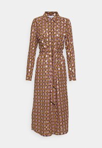 Lång, mönstrad klänning med krage, långa ärmar, knytmidja och en geometrisk design i guld, röd, blå och grön på en brun botten.