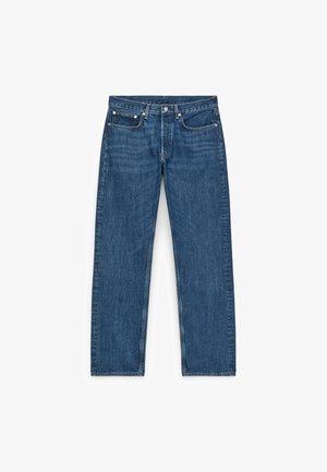 Blauwe spijkerbroek met een rechte pijp, vier zakken en metalen hardware details. De stof heeft een lichte textuur en een gelijkmatige wassing.