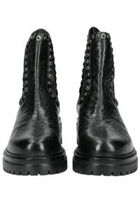 Botas de tobillo de cuero negro con acabado texturizado, punta redonda y herrajes metálicos decorativos a lo largo de los lados. Suela de goma gruesa y resistente.