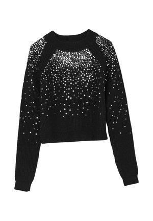 Sort strikket langærmet sweater med skinnende sølv palietter tæt spredt ved halsudskæringen og skuldrene, som bliver mere spredte ned ad forsiden og ærmerne.