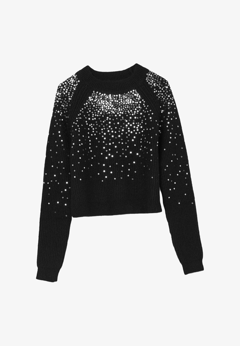 Pull long noir en maille avec des sequins argentés brillants densement dispersés au niveau du col et des épaules, s'estompant de façon clairesemée sur le devant et les manches.