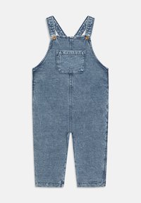 Salopette in denim di colore azzurro chiaro con spalline regolabili, tasca frontale e gambe dritte. Tessuto testurizzato con dettagli di cucitura.
