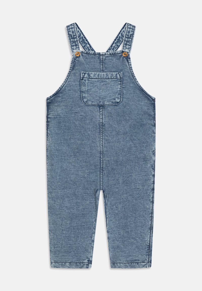 Salopette in denim di colore azzurro chiaro con spalline regolabili, tasca frontale e gambe dritte. Tessuto testurizzato con dettagli di cucitura.