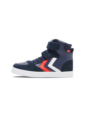 Höga sneakers i marinblå mocka och läder med röda och vita chevron-accenter. Har justerbart kardborreband och vit gummisula.
