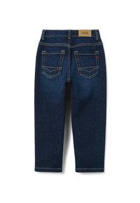 Jeans de mezclilla azul oscuro con un diseño ajustado, que presentan bolsillos traseros y costuras amarillas. Etiqueta de la marca en beige en la cintura.