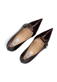 Bruine gepatenteerde leren schoenen met spitse neuzen, twee gespsluitingen en een gladde afwerking; het interieur heeft een beige voering en een merklabel.